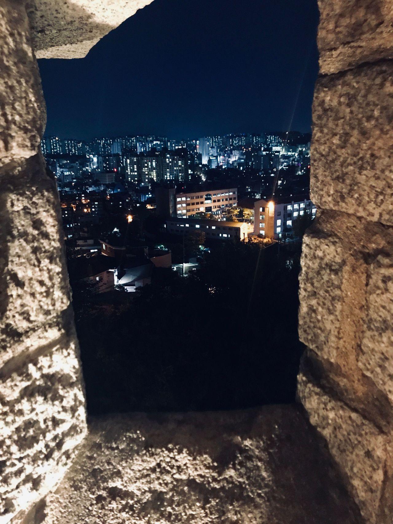 从骆山公园观看首尔市区，城市灯火与星空的交相辉映，形成一种宁静而浪漫的氛围。